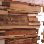 dettaglio-parete-in-legno-ristorante-comelico